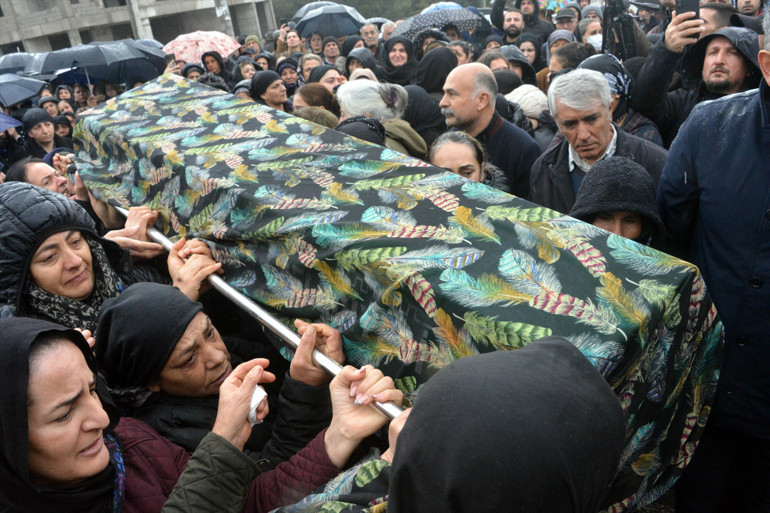 Kahramanmaraşta vahşet Ayrılmak isteyen sevgilisini otomobilde boğarak katletti... Cenazede yürek yakan anlar