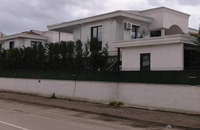  Temizliğe gelen kadın ikinci kattan düşüp yaralandı