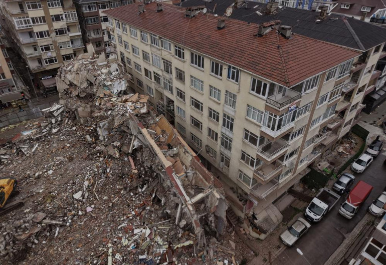  Kontrollü yıkılan bina, yanındaki başka binaya devrildi