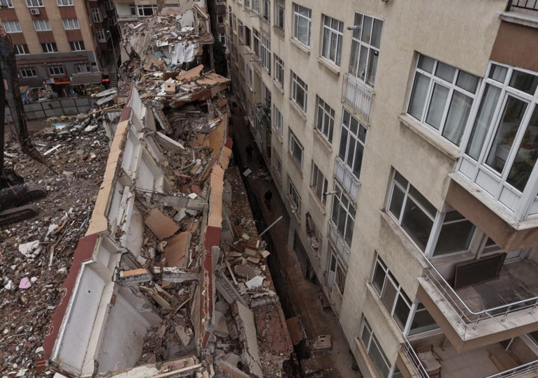  Kontrollü yıkılan bina, yanındaki başka binaya devrildi