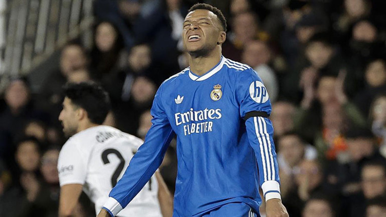 Devler bir bir yıkıldı, Fenerbahçe dimdik ayakta