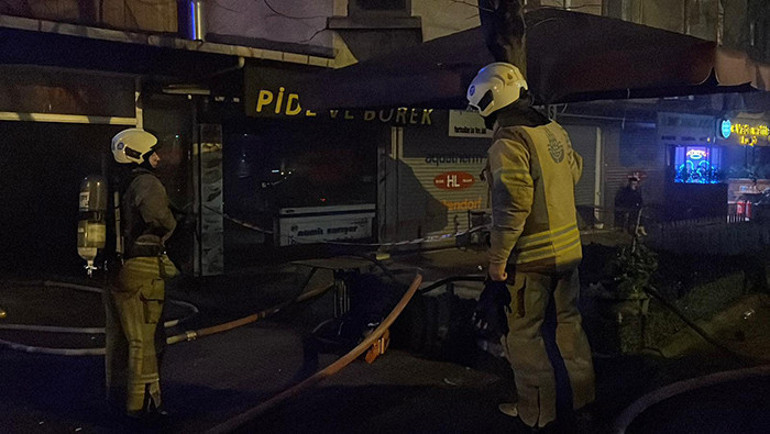 Kağıthanede marangoz atölyesinde yangın: Mahsur kalan 11 kişi kurtarıldı