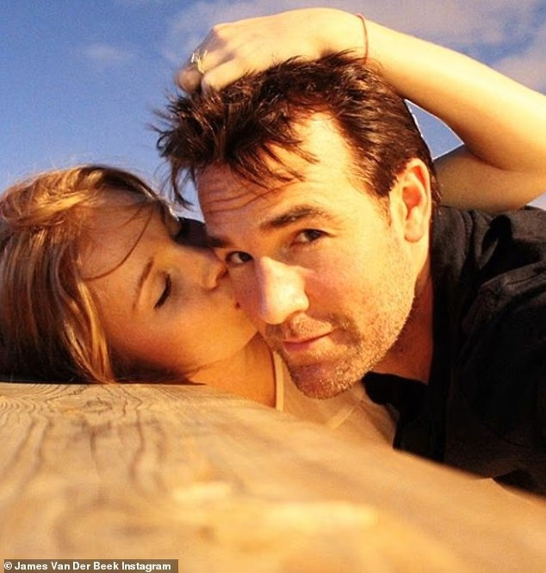 Bu aşka şahit olan herkes şimdi gözyaşı döküyor… Mutluluğun masalını birlikte yazıp birlikte 6 evlat büyüttüler… Onları birbirlerinden ölüm ayırdı, geride ömürlük bir sevgi kaldı