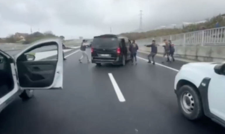 Silah zoruyla evine girdikleri kadının ellerini bağlayıp yüz tanıma sistemiyle hesabından para çektiler Şüpheliler operasyonla yakalandı