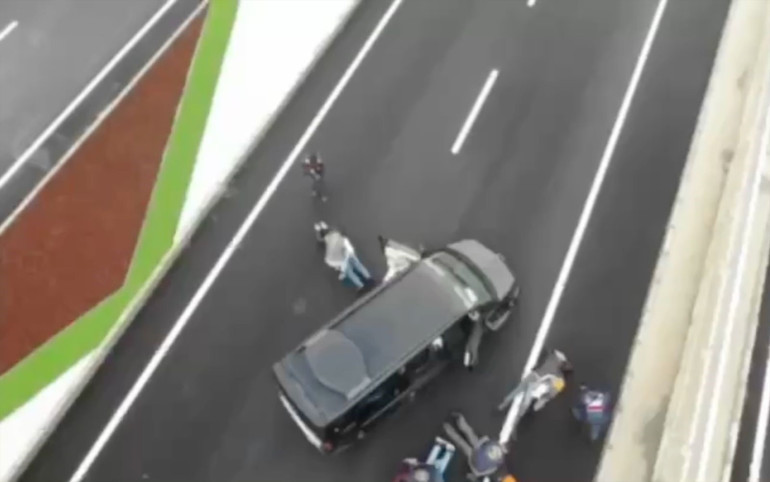 Silah zoruyla evine girdikleri kadının ellerini bağlayıp yüz tanıma sistemiyle hesabından para çektiler Şüpheliler operasyonla yakalandı