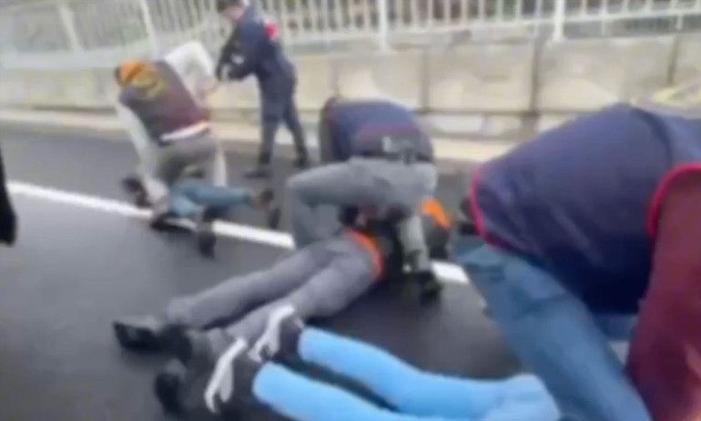 Silah zoruyla evine girdikleri kadının ellerini bağlayıp yüz tanıma sistemiyle hesabından para çektiler Şüpheliler operasyonla yakalandı