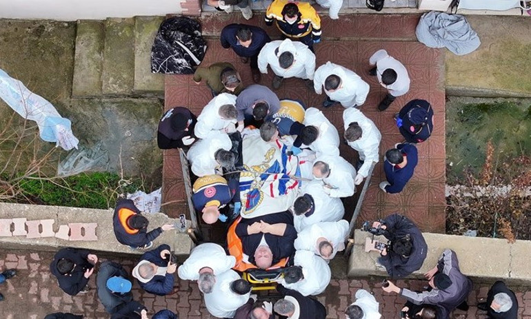 300 kiloluk fil hastası kişi, özel ekiple evinden çıkarılıp hastaneye sevk edildi