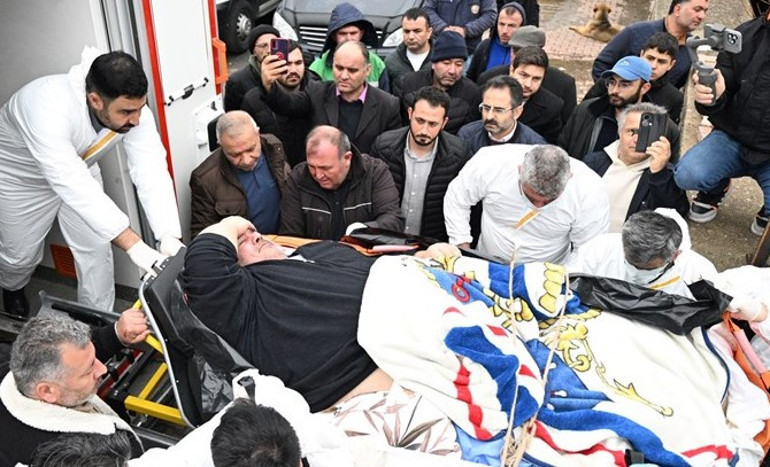 300 kiloluk fil hastası kişi, özel ekiple evinden çıkarılıp hastaneye sevk edildi