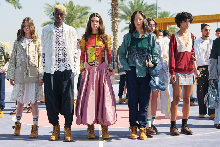 Hacimli etekler, kabarık kollar, dantel dokular ve inciler Sanki 19’uncu yüzyıldaymışız gibi...