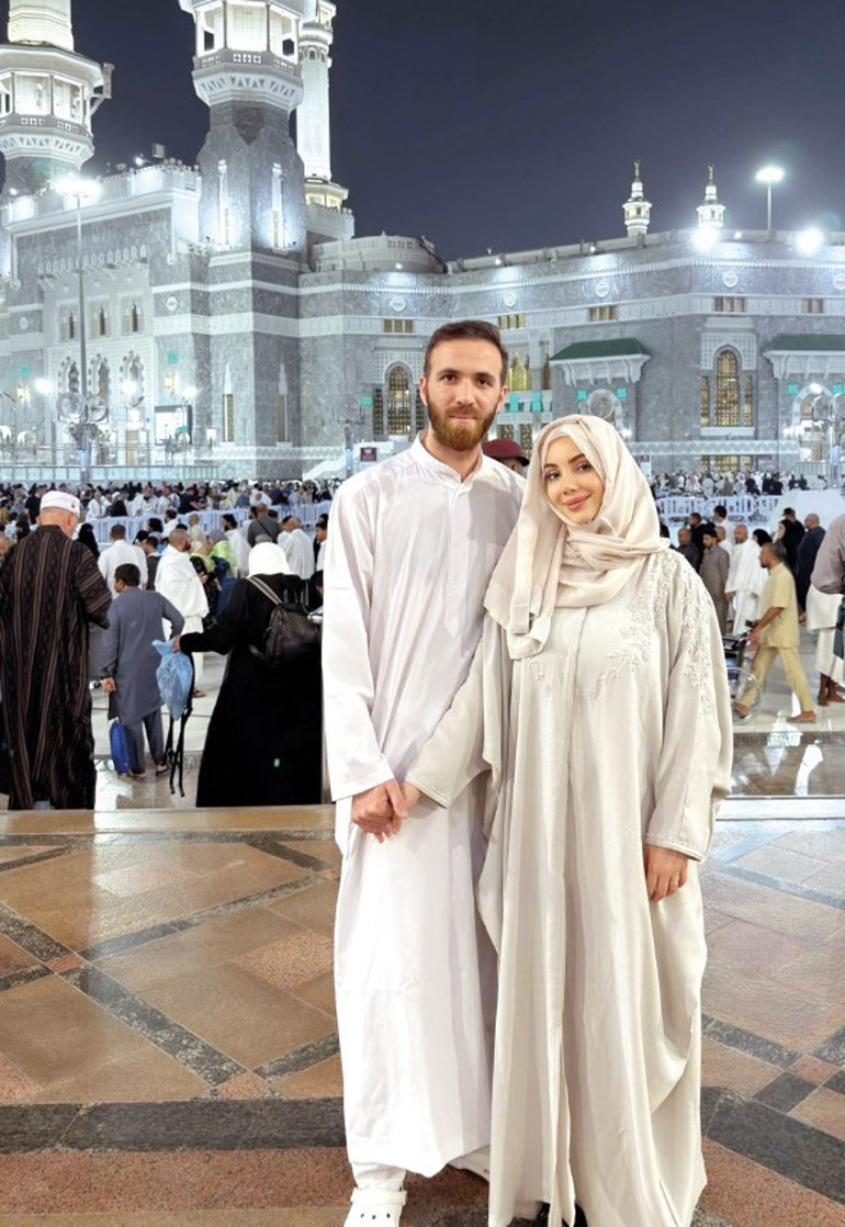 Umrede mutluluk pozu