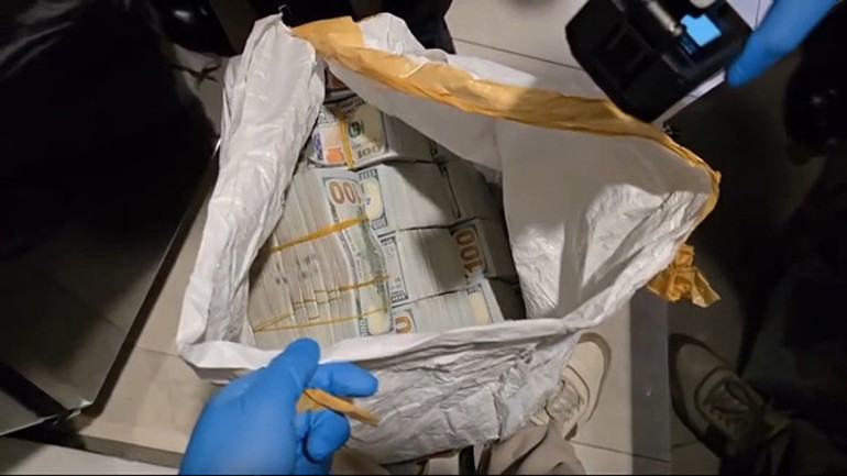  Bu paralar bana lazım olmadığı için araçlarda duruyordu