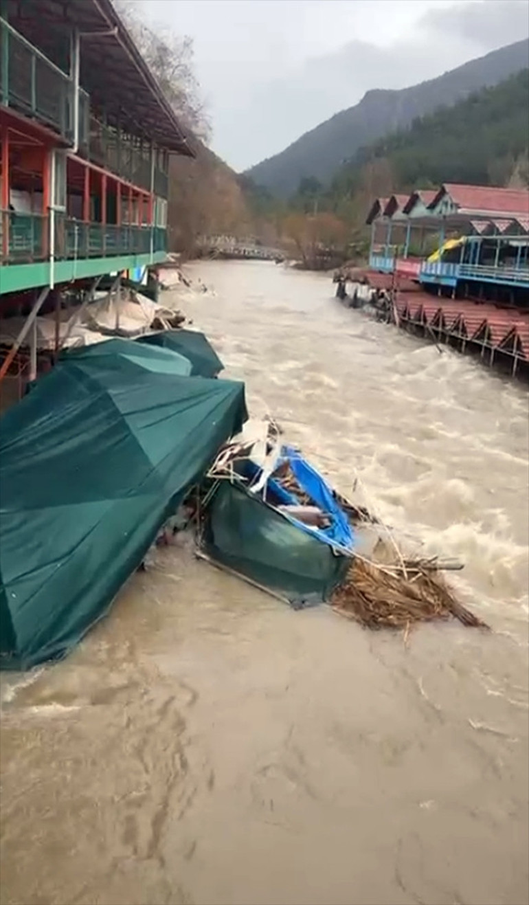 Antalyada kuvvetli yağış | Riskli alandaki vatandaşlar tahliye edildi, barınakta mahsur kalan köpekler kurtarıldı