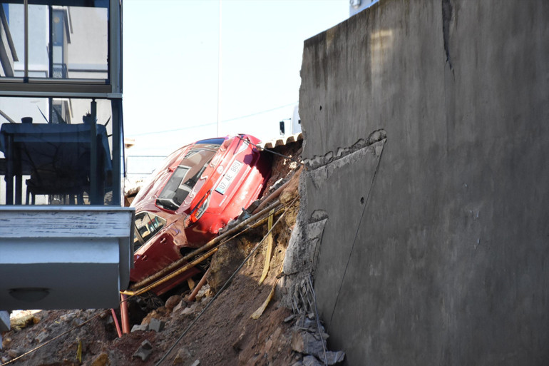  İstinat duvarı çöktü, 2 bina ve 7 araç zarar gördü 151 kişi tahliye edildi