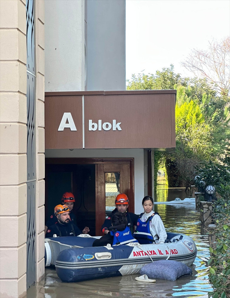 Antalyada kuvvetli yağış | Riskli alandaki vatandaşlar tahliye edildi, mahsur kalan köpekler kurtarıldı