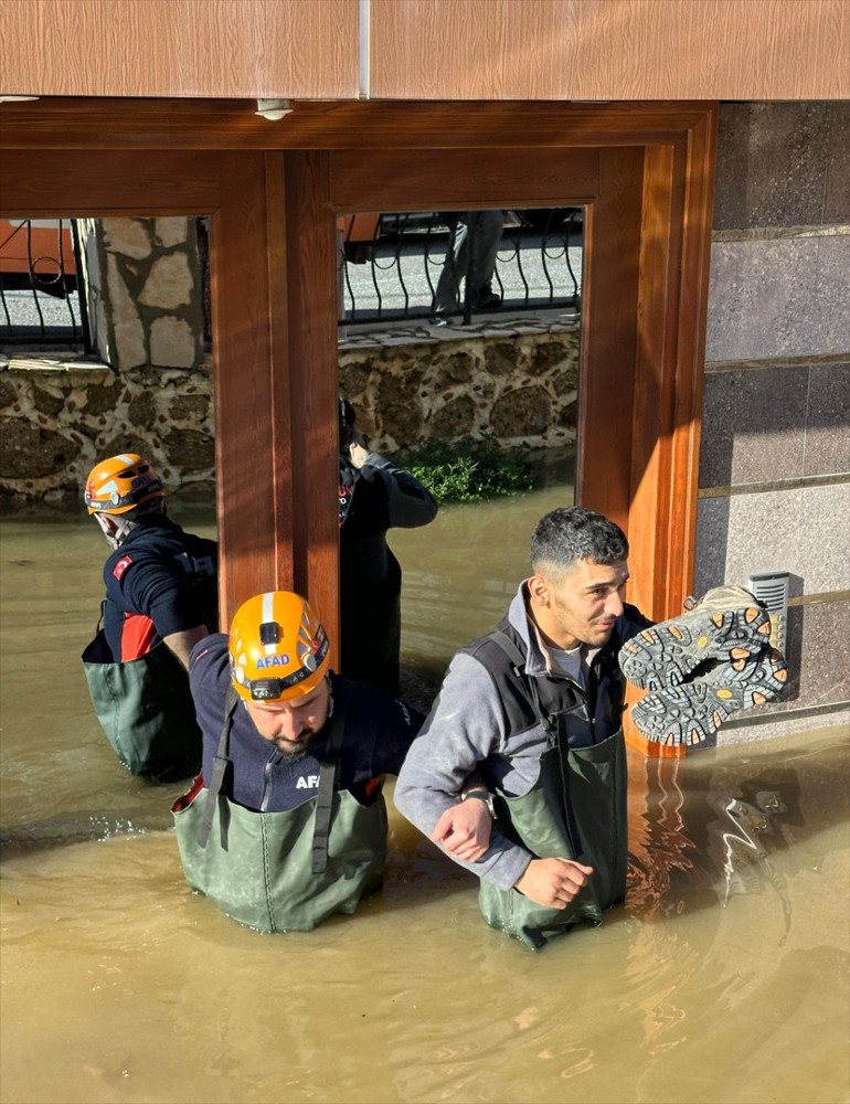 Tahliye çalışmaları kapsamında 161 personel, 41 araç ve 1 engelli taşıma aracının görevlendirildiği, 220 ev ve iş yerine tebligat yapıldığı, 314 vatandaşın tahliye edildiği, 48 vatandaşın kamu misafirhanelerine yerleştirildiği, 132 konut ve 73 iş yerinin boşaltıldığı bildirildi.Açıklamada, 182 araç, 137 ekip ve 501 personelin görev başında olduğu belirtildi.