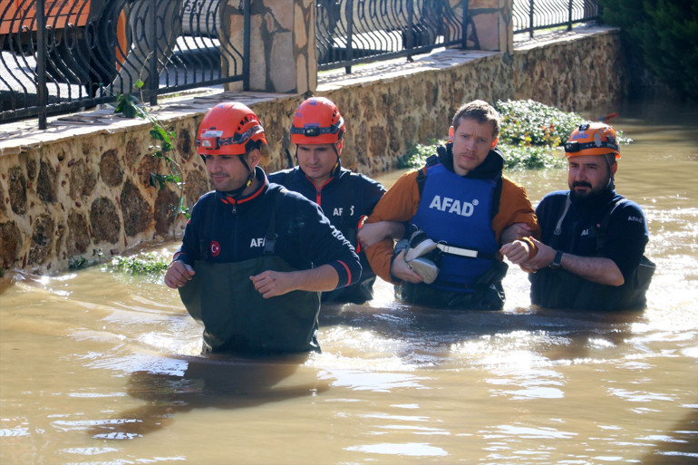 Antalyada kuvvetli yağış | Riskli alandaki vatandaşlar tahliye edildi, mahsur kalan köpekler kurtarıldı