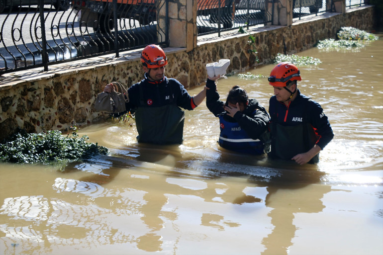 Alanya'da günlerdir etkisini sürdüren sağanak, Dimçayı'nda su seviyesinin yükselmesine neden oldu. Çaya yakın konumdaki Kestel Mahallesi'nde bazı site ve villa bloklarında zemin ve birinci katlar su altında kaldı. Daire girişleri, bina çevreleri ve site içi yollar çamurlu suyla dolarken, bazı araç ve eşyaların da suya maruz kaldığı görüldü. Taşkının en fazla etkili olduğu noktalardan biri Kestel Mahallesi Regülatör Caddesi Yener Sokak oldu. Giriş katı su basan bir dairede bulunanlar ihbar üzerine bölgeye sevk edilen AFAD ekipleri tarafından güvenli şekilde tahliye edildi. Ekipler göğüs hizasına kadar yükselen su içerisinde bina sakinlerine ulaşarak kurtarma çalışması gerçekleştirdi. Bazı bina sakinleri bot yardımıyla tahliye edildi.