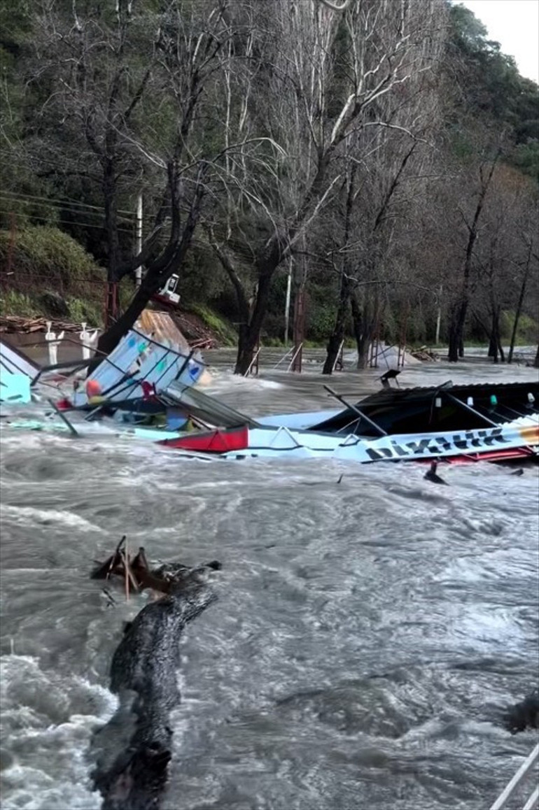 Antalyada kuvvetli yağış | Riskli alandaki vatandaşlar tahliye edildi, mahsur kalan köpekler kurtarıldı