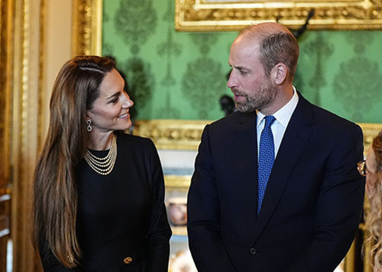 Sevgiliyken bile birbirlerine bu kadar hevesle bakmamışlardı... Halkın gözleri önünde ikinci balayı