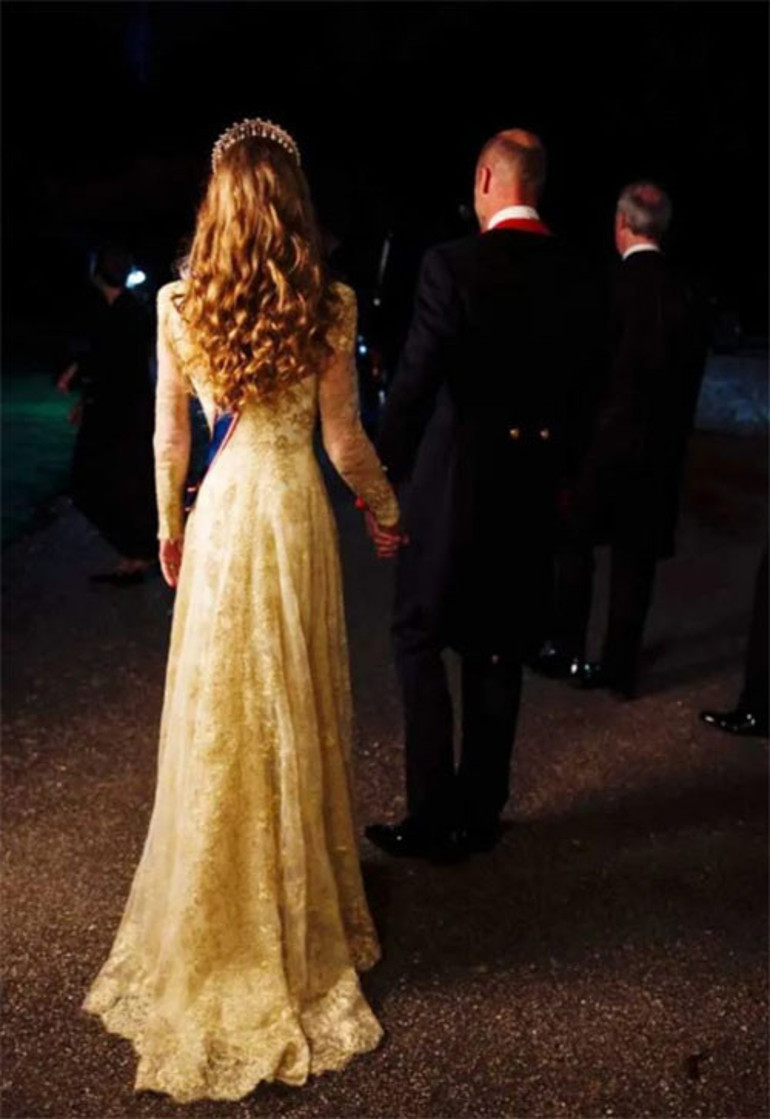 Sevgiliyken bile birbirlerine bu kadar hevesle bakmamışlardı... Halkın gözleri önünde ikinci balayı