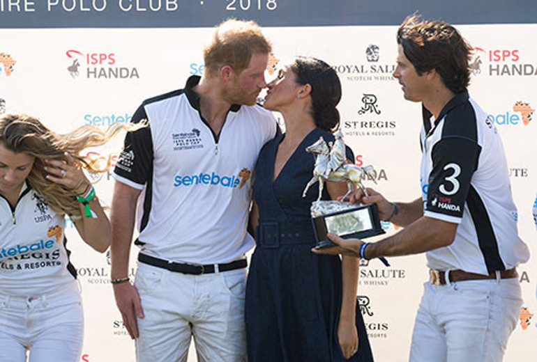 Sevgiliyken bile birbirlerine bu kadar hevesle bakmamışlardı... Halkın gözleri önünde ikinci balayı