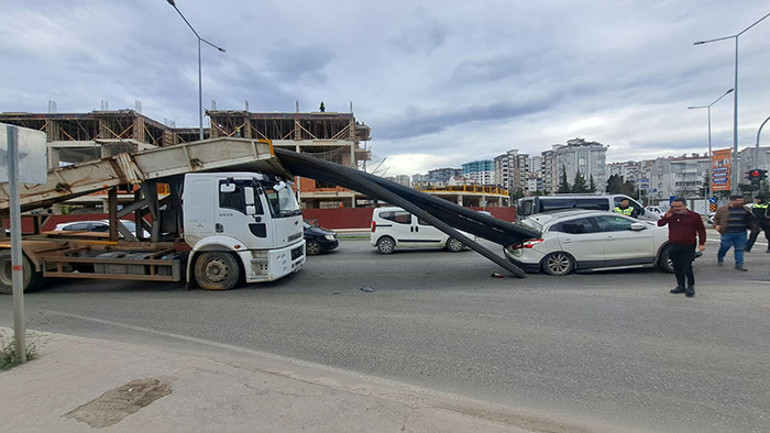 Ani fren yaptı: Taşıdığı inşaat demirleri otomobile saplandı