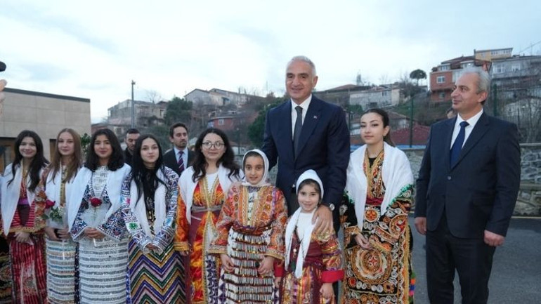 Bakan Ersoy, Alevi-Bektaşi dedeleri ve canlarla Hızır lokmasında buluştu