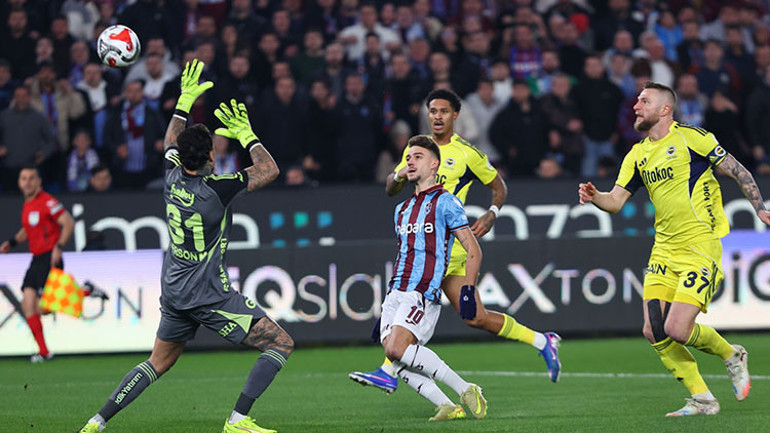 Dev maçta hakem kararlarına itiraz: Trabzonspor el Fenerbahçe faul bekledi