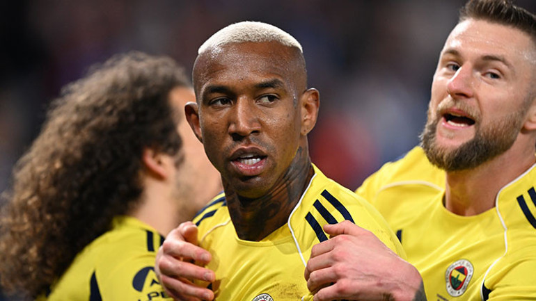 Dev maçta hakem kararlarına itiraz: Trabzonspor el Fenerbahçe faul bekledi