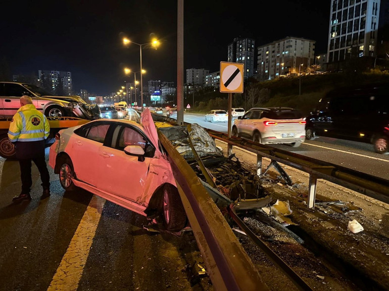 Ataşehirde makas attığı iddia edilen sürücü kazaya neden oldu