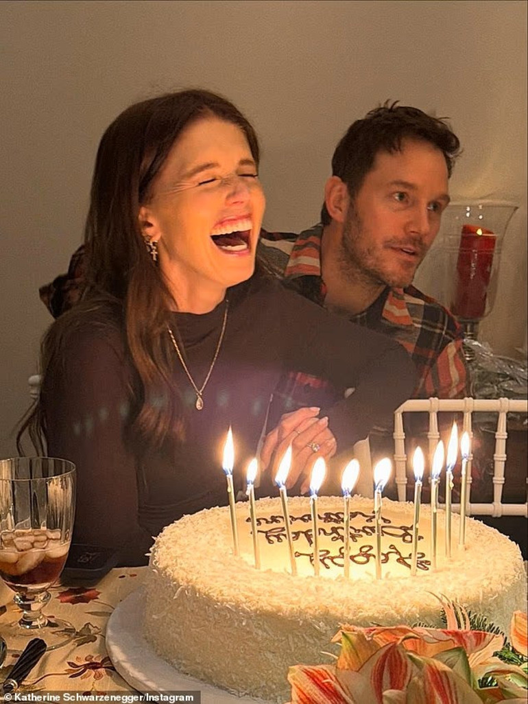 Mutlu evlilikleri 6 yılda 3 çocukla taçlandı… Yakışıklı kocasına aşk hediyelerini eliyle hazırladı