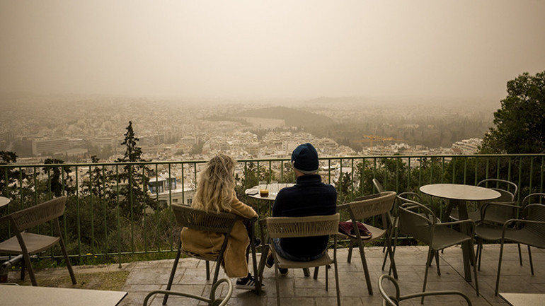 Atinada gökyüzü sarıya büründü