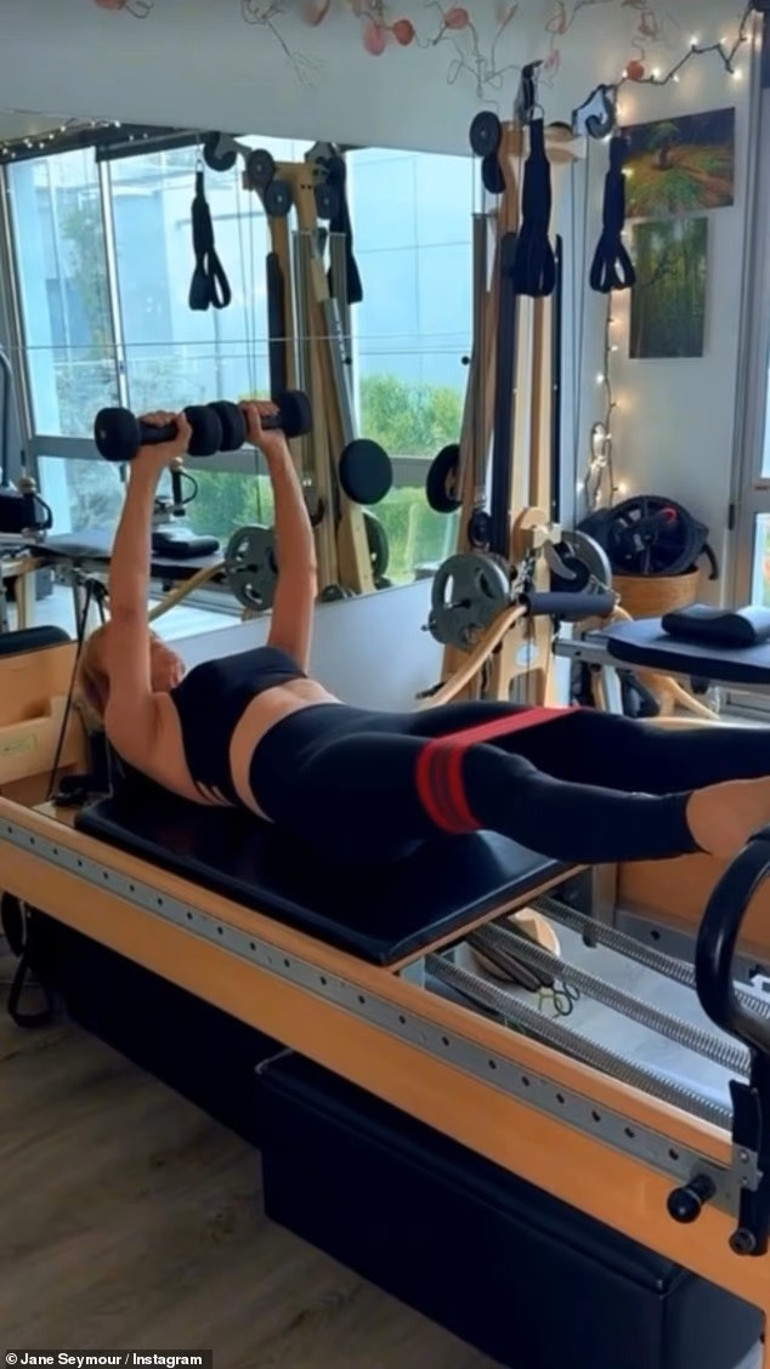 75 yaşına bastı ama hala genç kız gibi… Ünlü oyuncu bir günde neler yediğini anlattı