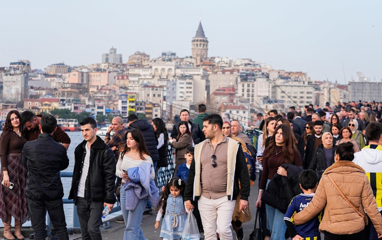 İstanbulda hava sıcaklığı 23 derece… Kış günü denize girdiler