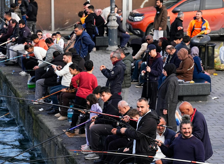 İstanbulda hava sıcaklığı 23 derece… Kış günü denize girdiler