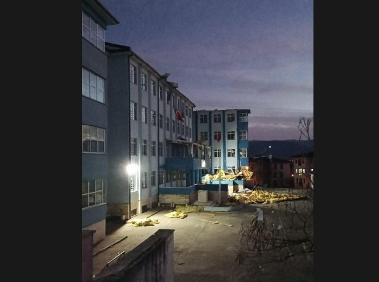 Düzcede çatısı uçan lisede eğitime yarın ara verildi