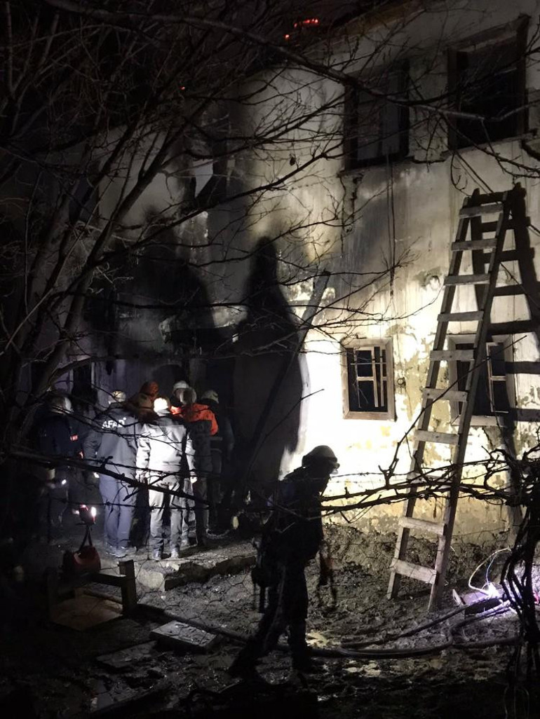 Gümüşhanede korkutan yangın Çöken binada yaşlı adamın cansız bedeni bulundu