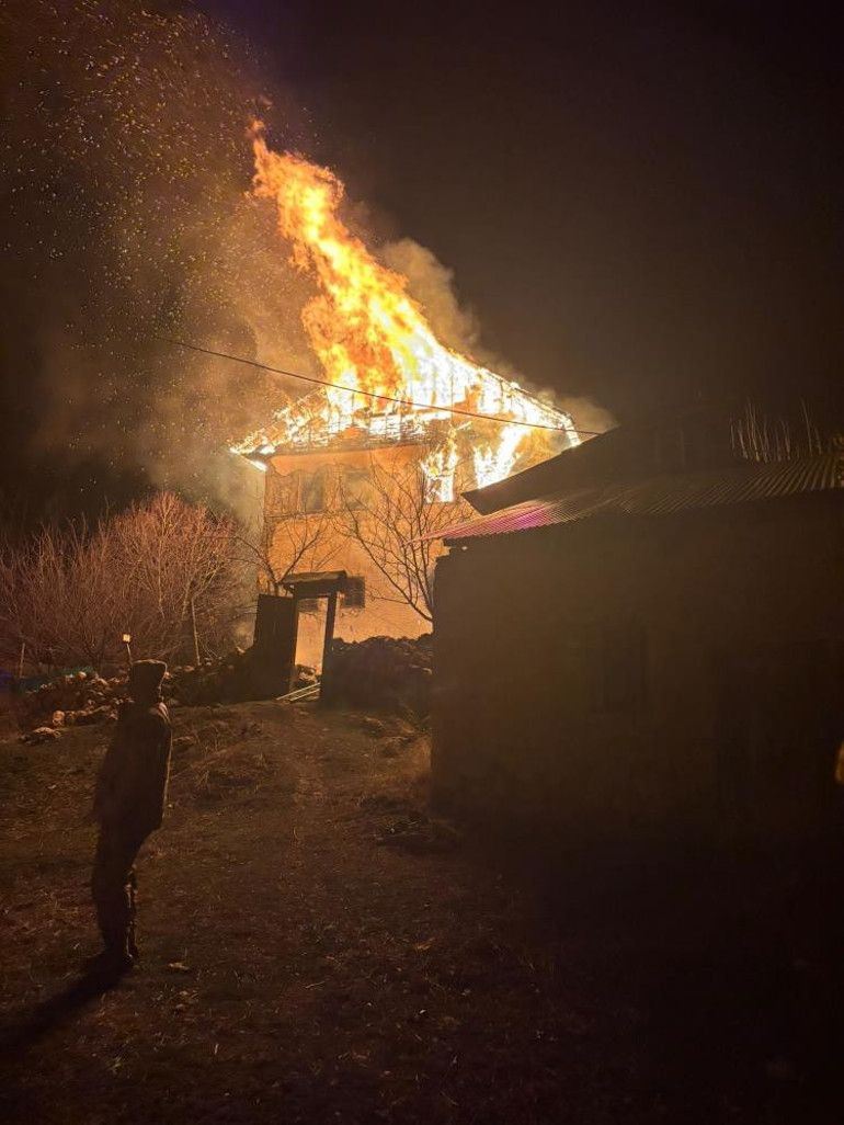 Gümüşhanede korkutan yangın Çöken binada yaşlı adamın cansız bedeni bulundu