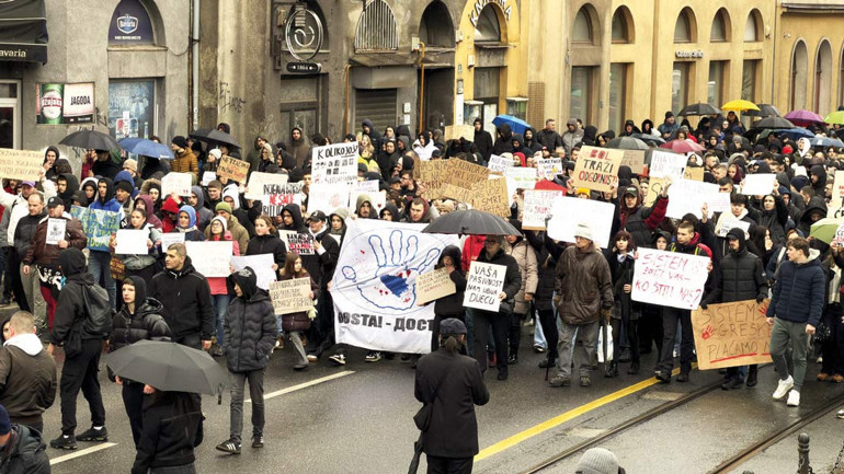 Raydan çıktı başbakan istifa etti
