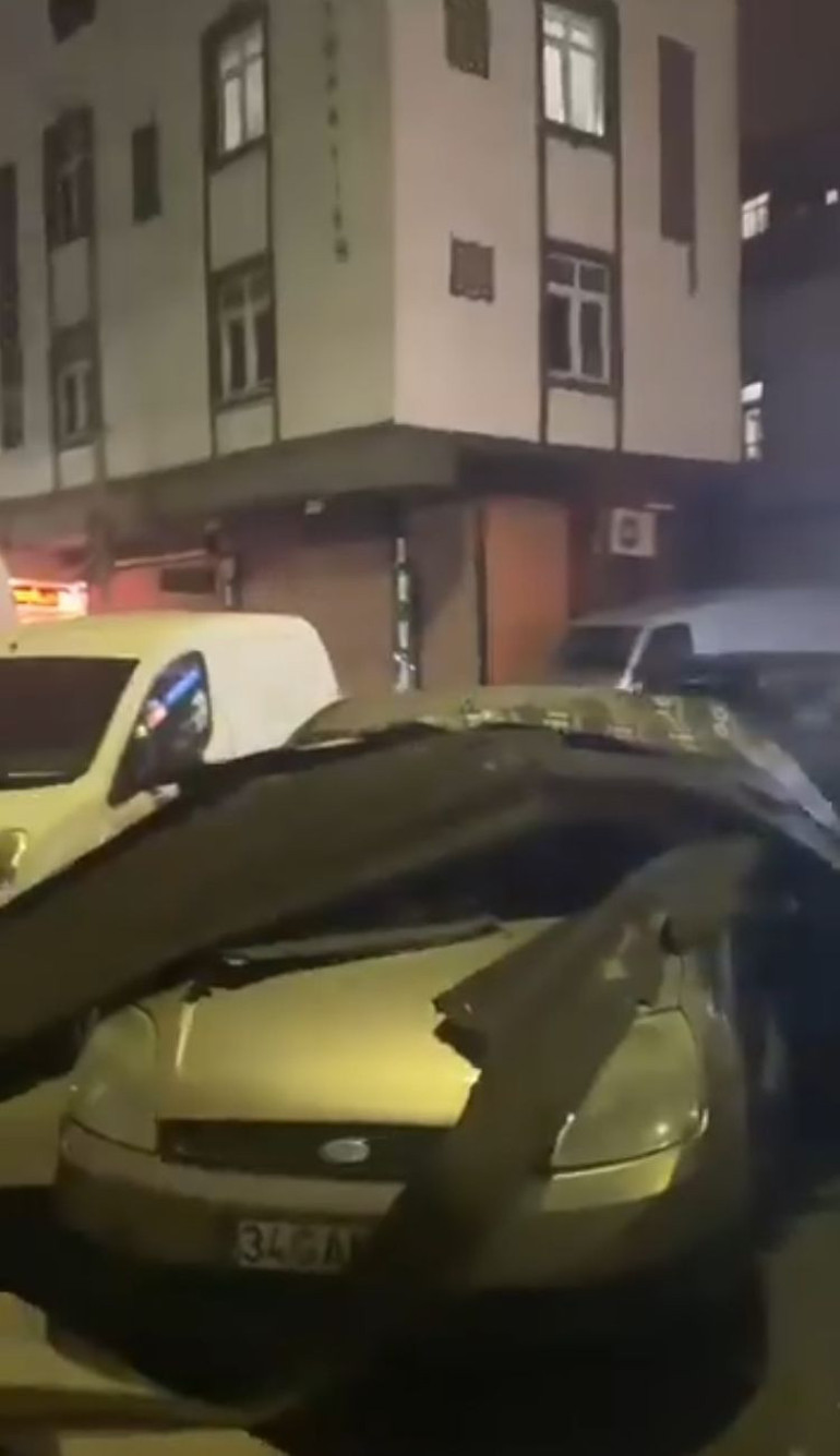 İstanbulu fırtına vurdu Binaların çatısı uçtu, denizde dev dalgalar oluştu