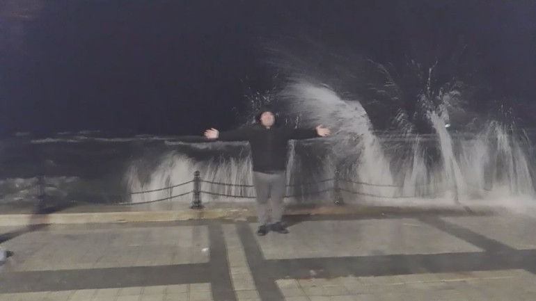 İstanbulu fırtına vurdu Binaların çatısı uçtu, denizde dev dalgalar oluştu