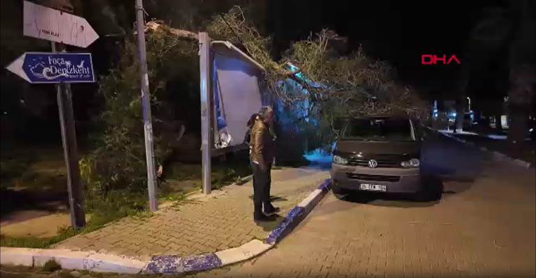 İstanbulu fırtına vurdu Binaların çatısı uçtu, denizde dev dalgalar oluştu