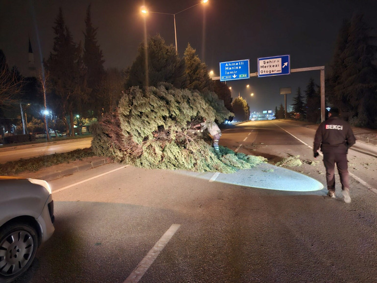 İstanbulu fırtına vurdu Binaların çatısı uçtu, denizde dev dalgalar oluştu