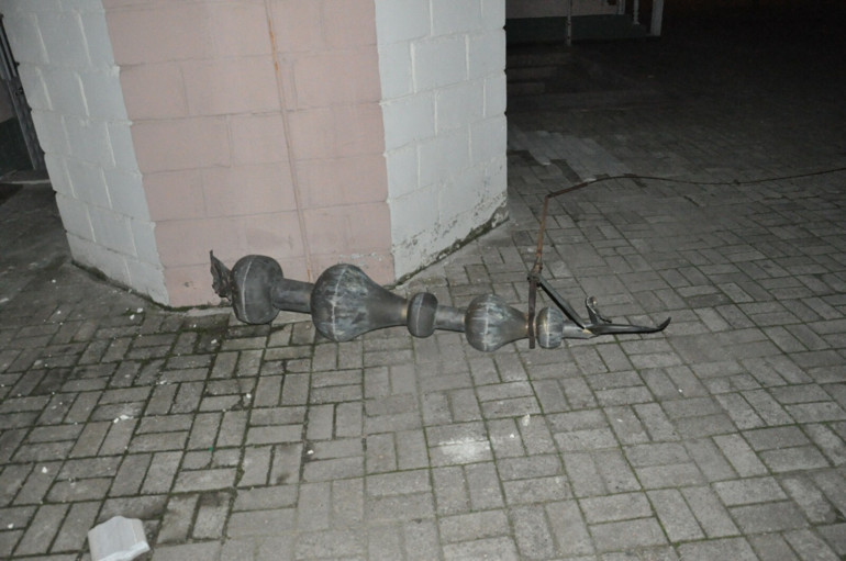 İstanbulu fırtına vurdu Binaların çatısı uçtu, denizde dev dalgalar oluştu