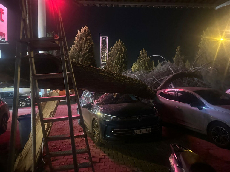 İstanbulu fırtına vurdu Binaların çatısı uçtu, denizde dev dalgalar oluştu