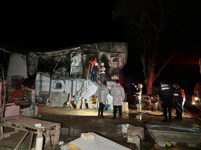 Prefabrik evde çıkan yangında karı-koca hayatını kaybetti