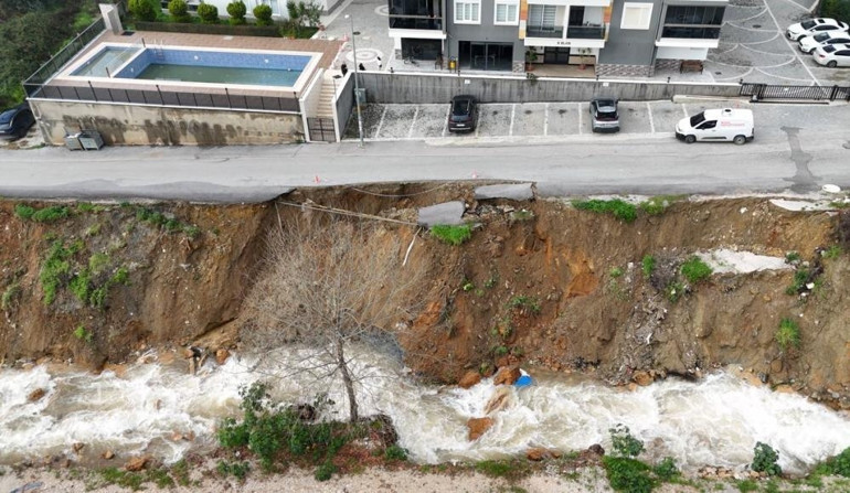 Meteoroloji tarih verdi Hava sıcaklığı 10 derece birden düşüyor: Sağanak yağış ve fırtına geliyor... | 16 ilde sarı alarm verildi