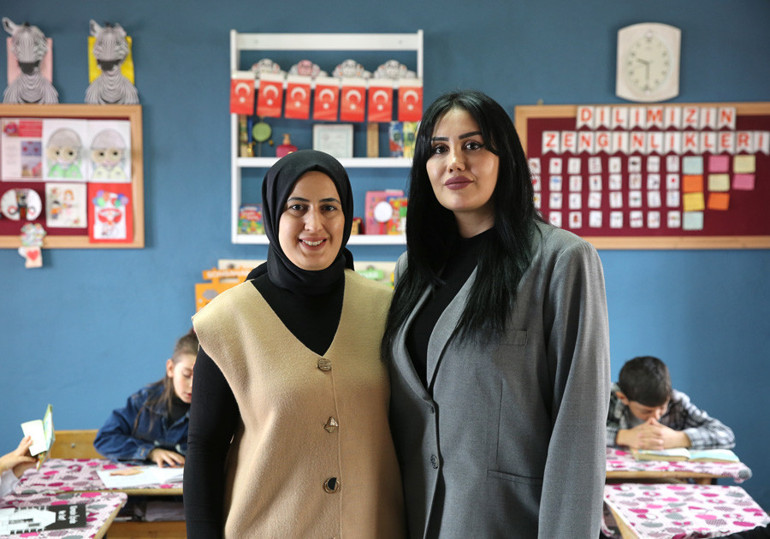 Özge ve Ceylan öğretmenin ilk işi çocukları üşütmemek