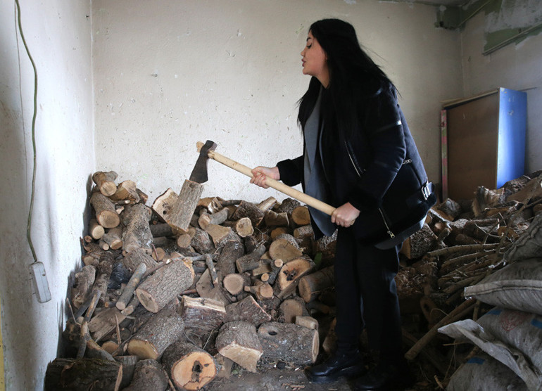 Özge ve Ceylan öğretmenin ilk işi çocukları üşütmemek