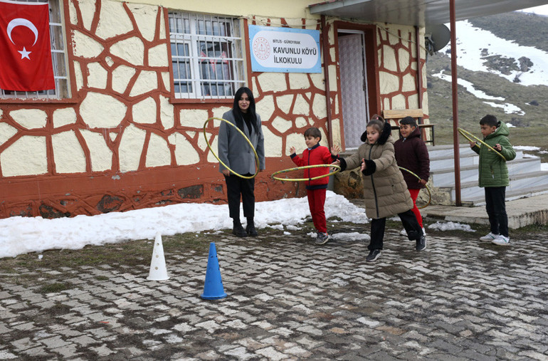 Özge ve Ceylan öğretmenin ilk işi çocukları üşütmemek